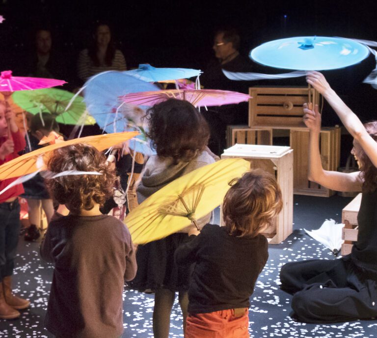 FAMKIDS 30 Elefantes bajo un paraguas