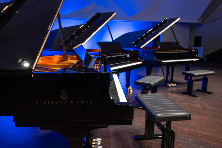Los tres pianos Steinway & Sons.